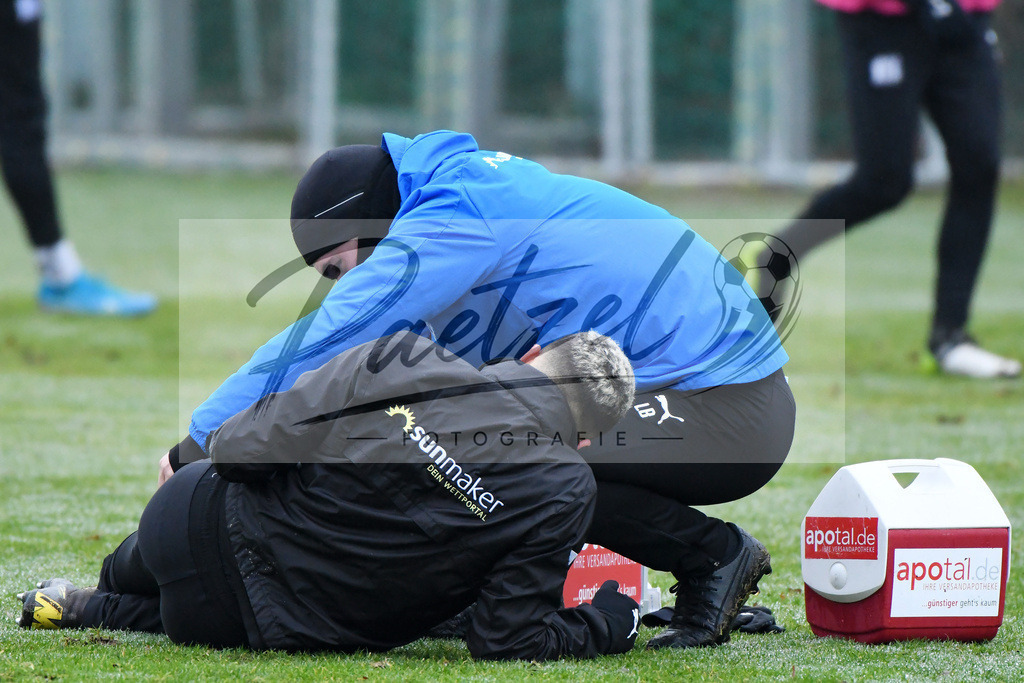20200125_TRAOSN_0075 | Fußball, Herren: Anas Ouahim (VfL Osnabrück) wird behandelt beim Training des VfL Osnabrück am 25.01.2020 im Sportpark Illoshöhe in Osnabrück, Deutschland.(Foto von Nico Paetzel) - Realisiert mit Pictrs.com