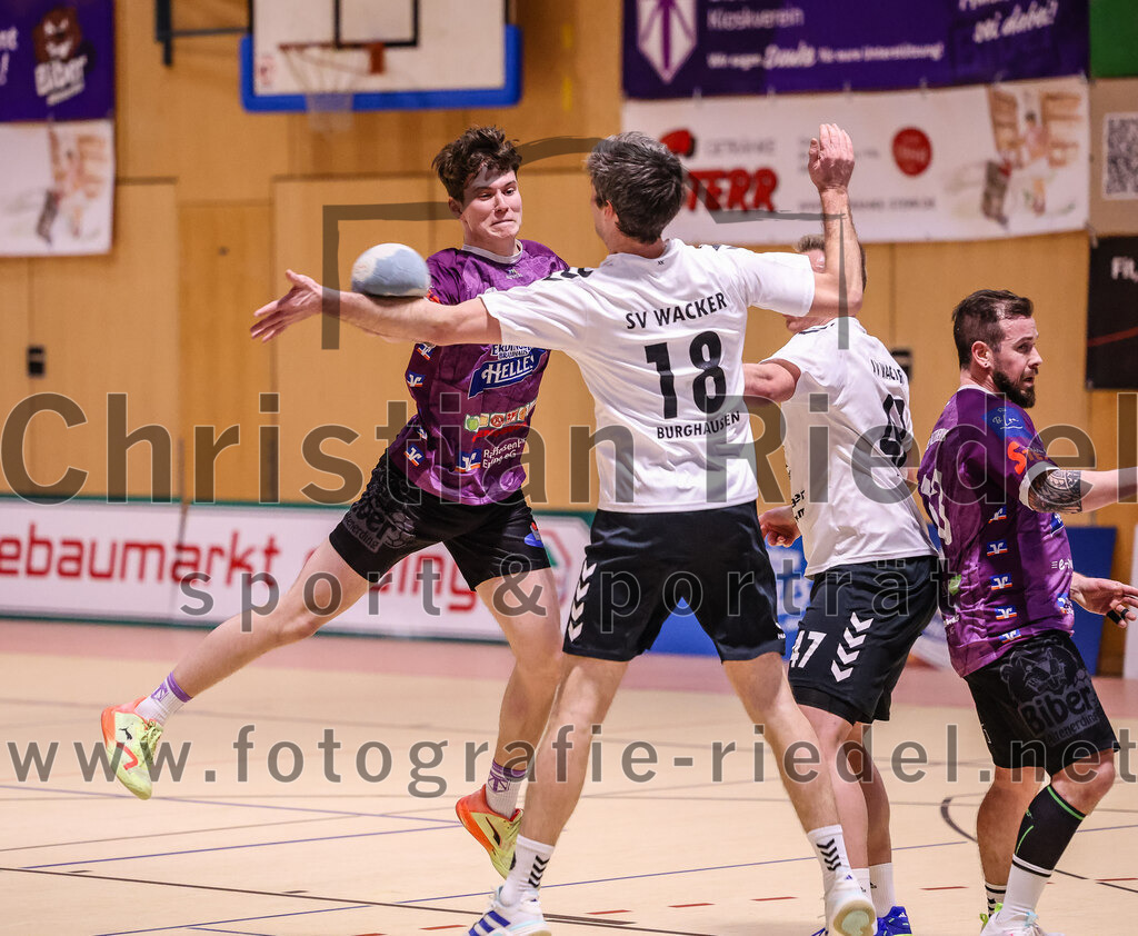 2025-02-15_040_SpVgg_Altenerding_gegen_SVW_Burghausen | Erding, Deutschland, 15.02.2025:Handball, Bezirksoberliga Männer 2024 / 2025, 16. Spieltag, SpVgg Altenerding gegen SVW Burghausen, Endergebnis: 32:31Tim Steininger (SpVgg Altenerding, #10), Thomas Reitmeier (SVW Burghausen, #18), Christian Schreyer (SVW Burghausen, #47), Sebastian Forster (SpVgg Altenerding, #13)Foto: Christian Riedel / fotografie-riedel.net