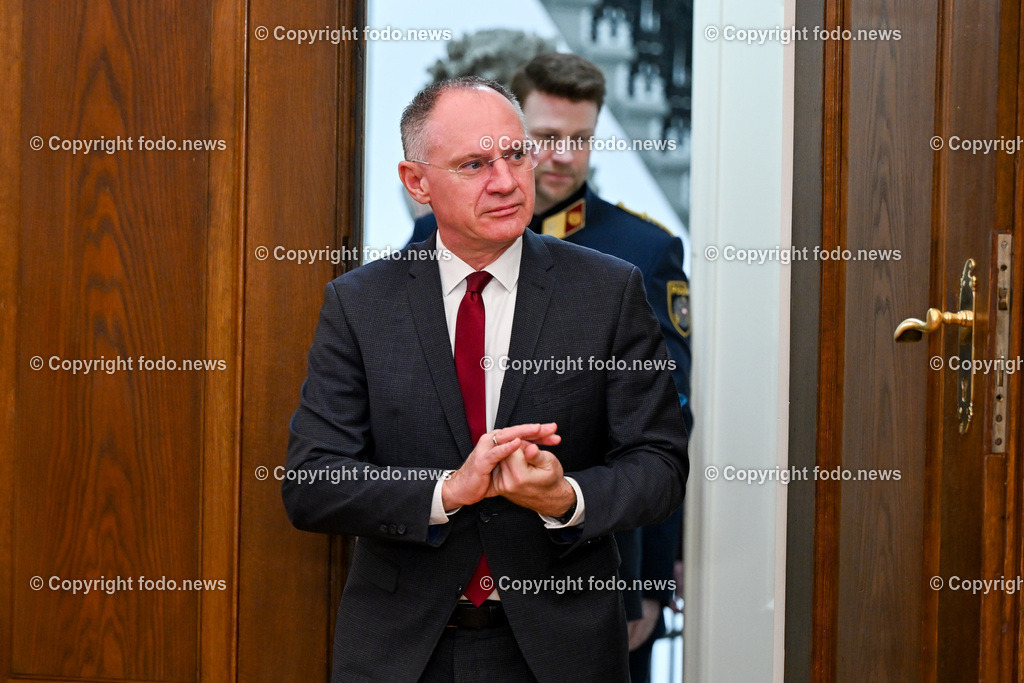 Pressekonferenz Land Ooe_ BM Karner_ LH  Stelzer_ 30.01.2024-6 | 30.01.2024, Linz, AUT, Pressekonferenz Land Ooe, BM Karner, LH Stelzer, Personaloffensive bei der Polizei – Rueckblick und Ausblick im Bild BM Gerhard Karner (VP, Inneres)