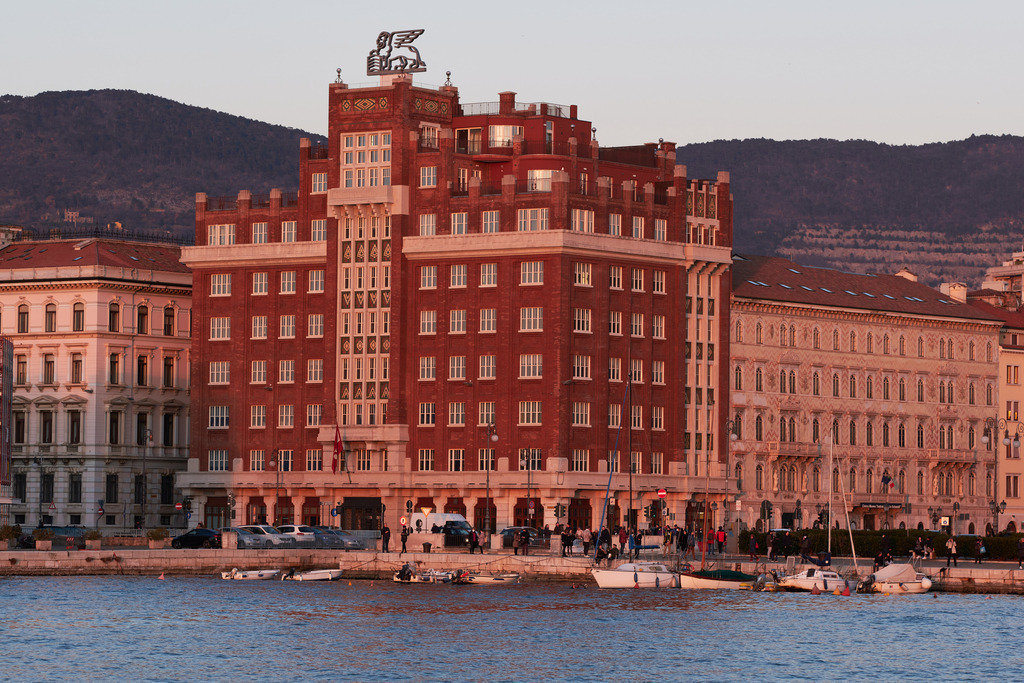 Blick von der Molo Audace auf die Riva Tre Novembre | Triest, Austria - March 10, 2022: Blick von der Molo Audace auf die Riva Tre Novembre - Realisiert mit Pictrs.com