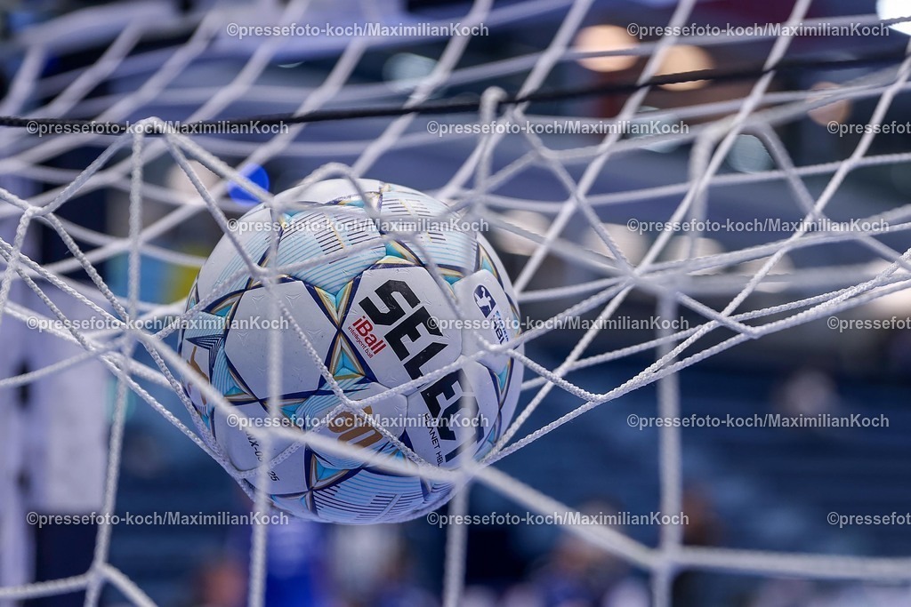 Gum30042601011 | 30.04.2026, Handball, 1. HBL, VfL Gummersbach - Frisch Auf! Göppingen, Saison 2025 / 2026 Herren, Schwalbe-Arena: Select iBall Objekte Ball Spielball im Tornetz Netz 