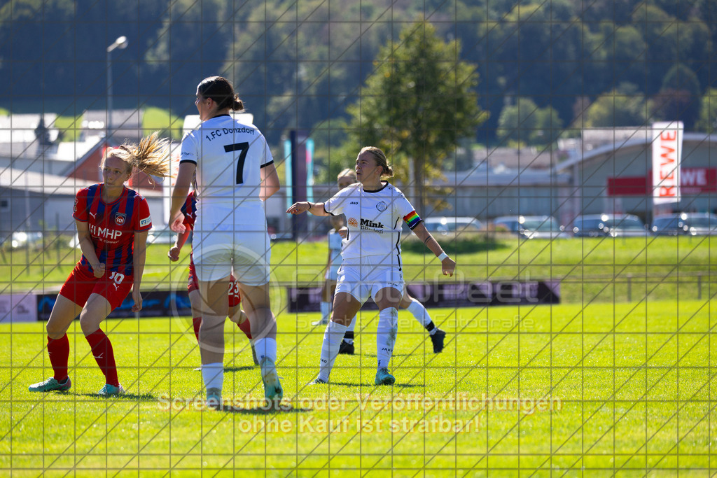 20260906_121119_0173_(c)_by_PhotoPeet | #,1.FC Donzdorf (weiß) vs. 1.FC Heidenheim 1846 (rot), Fußball, Frauen-Verbandspokal Gruppe 2, 2. Runde, Saison 2026/2027, Rasenplatz Lautertal Stadion, Süßener Straße 16, 73072 Donzdorf, 06.09.2026 - 11:00 Uhr,Foto: PhotoPeet / Sport- &amp; Eventfotografie / Peter Harich