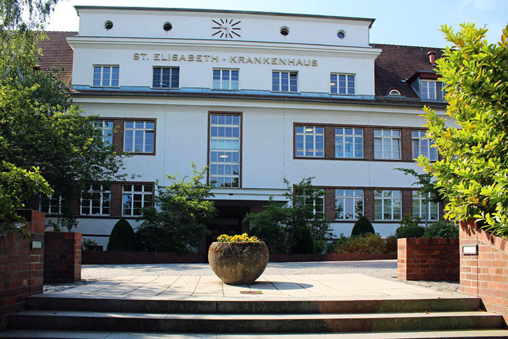 Connewitz - St. Elisabeth Krankenhaus | Entdecke über 20 Kategorien Leipzig-Motive: Foto-Downloads, hochwertige Poster, Leinwand- & Fine-Art-Prints. Jetzt Lieblingsfoto im Bildlexikon Leipzig Shop bestellen!