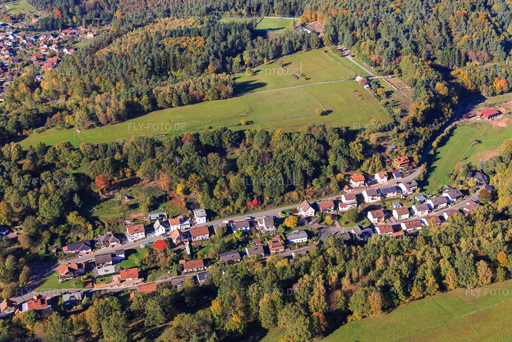 Luftbild: Im Ostring in Bundenthal im Bundesland Rheinland-Pfalz in Deutschland. Foto: IMG_103900.jpg vom 14.10.2017 durch Werner Riehm/FLY-FOTO.de