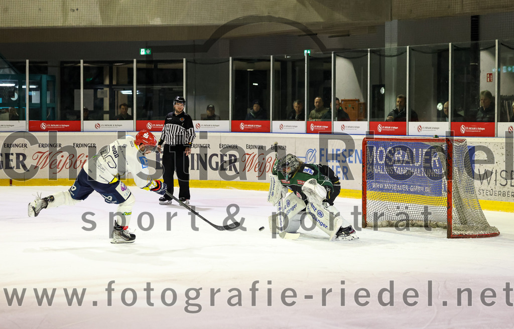 2023-01-06_092_TSV_Erding_gegen_ERV_Schweinfurt | Erding, Deutschland, 06.01.2023:
Eishockey, Bayernliga 2022 / 2023, 26. Spieltag, TSV Erding gegen ERV Schweinfurt, Endergebnis: 7:3

Dylan Hood (ERV Schweinfurt, #88), Torwart Christoph Schedlbauer (Erding Gladiators, #31)

Foto: Christian Riedel / fotografie-riedel.net