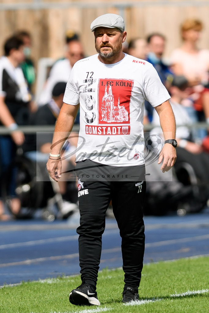 JENKOE20210808_141 | Fussball, Herren: Trainer Steffen Baumgart (1. FC Koeln) schaut beim Spiel der 1. Runde im DFB-Pokal zwischen FC Carl Zeiss Jena und 1. FC Koeln im Ernst-Abbe-Sportfeld am 08.08.2021 in Jena, Deutschland.DFB / DFL REGULATIONS PROHIBIT ANY USE OF PHOTOGRAPHS AS IMAGE SEQUENCES AND/OR QUASI-VIDEO. - Realisiert mit Pictrs.com