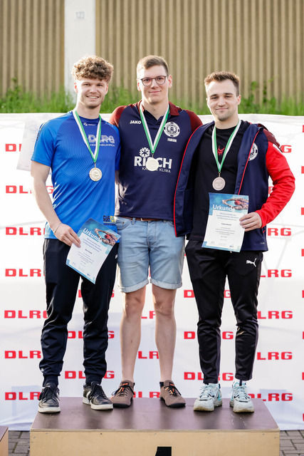 DLRG, Wettkampf, Rettungssport, Landesverbandsmeisterschaften 2026 13.06.2026 | Bedburg, Deutschland - June, 13: Siegerehrung der AK Offen männlich der Landesverbandsmeisterschaften 2026 im MonteMare Bedburg. Platz 2: Nico Ternik (DLRG OG Hochneukirch), Platz 1: Fabian Thumm (DLRG Bezirk Mönchengladbach), Platz 3: Tobias Rocholl (DLRG Bezirk Mönchengladbach). (Foto: Benedikt Lang (DLRG) - Realisiert mit Pictrs.com
