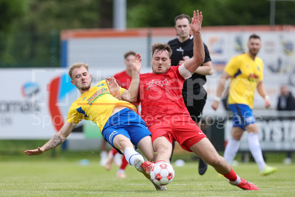 Fussball, Aufstiegsrunde Regionalliga Nord, SV Todesfelde - Blumenthaler SV | v.li.: Tyler Körting (SV Todesfelde, 25) und Kilian Lammers (Blumenthaler SV, 13) im Zweikampf, Duell, Dynamik, Aktion, Action, Spielszene
