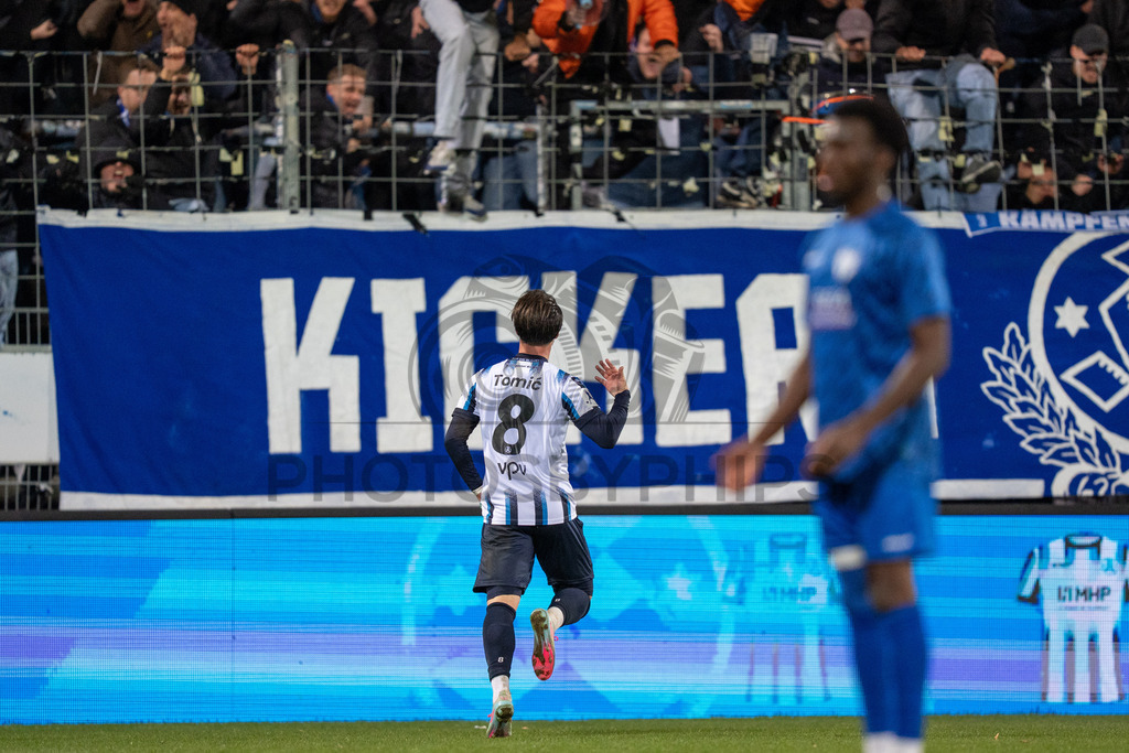 SV Stuttgarter Kickers vs. SGV Freiberg, Fussball, WFV-Pokal, Viertelfinale, 17.03.2026 | David Tomic (SV Stuttgarter Kickers, #08) jubelt vor den Fans nach seinem Treffer zum 3:1,SV Stuttgarter Kickers vs. SGV Freiberg, Fussball, WFV-Pokal, Viertelfinale, 17.03.2026Foto: photosbyphips/Philip Ziegler