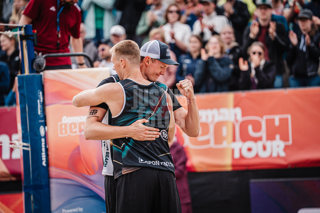 Beachvolleyball | Männer | Allianz German Beach Tour 2025 | Tourstop Bremen | 15.06.2025 | v.l. Robin Sowa und Jonas Reinhardt jubeln nach dem Sieg