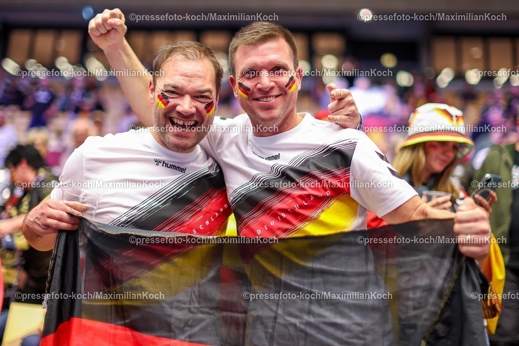 EHF15012602132 | 15.01.2026, Handball, Men's EHF EURO 2026, Deutschland - Österreich, Jyske Bank Boxen in Herning, Dänemark, Preliminary Round: Fans feiern die deutsche Mannschaft mit sichtlich Freude auf der Tribüne an