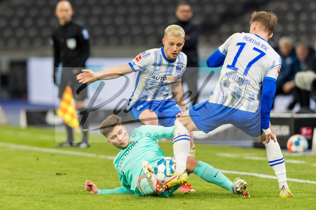 HERBOC20220204_024 | Fussball, Herren: Santiago Ascacibar (Hertha BSC), Elvis Rexhbecaj (VfL Bochum) und Maximilian Mittelstaedt (Hertha BSC) im Zweikampf bei dem Spiel der 1. Bundesliga zwischen Hertha BSC und VfL Bochum im Olypiastadion am 04.02.2022 in Berlin, Deutschland.DFB / DFL REGULATIONS PROHIBIT ANY USE OF PHOTOGRAPHS AS IMAGE SEQUENCES AND/OR QUASI-VIDEO. - Realisiert mit Pictrs.com