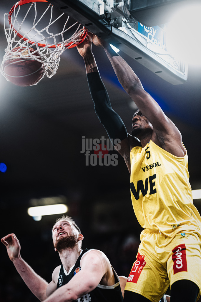 Basketball | Männer | Saison 2023/2024 | easyCredit Basketball Bundesliga | Veolia Towers Hamburg vs. EWE Baskets Oldenburg | 20.01.2024 | Ebuka Izundu (#15, EWE Baskets Oldenburg) macht einen Punkt