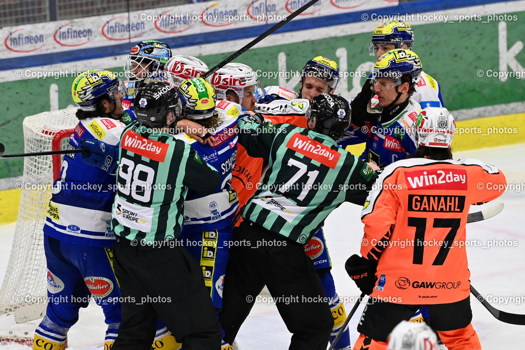 EC IDM WÄRMEPUMPEN VSV vs. MOSER MEDICAL GRAZ99ERS | #5 Kasper Kotkansalo Graz 99ers, #13 Michael Schiechl Graz 99ers, #13 Adam Helewka EC VSV, #77 Philipp Lindner EC VSV, #43 Julian Raspotnig EC VSV, NOTHEGGER DAVID Referee, ZACHERL PATRICK Referee, #17 Manuel Ganahl Graz 99ers, #40 Elias Wallenta EC VSV, EC IDM WÄRMEPUMPEN VSV vs. MOSER MEDICAL GRAZ99ERS, EC IDM WÄRMEPUMPEN VSV vs. MOSER MEDICAL GRAZ99ERS am 17.03.2026 in Villach (Stadthalle Villach), Austria, (Photo by Bernd Stefan)