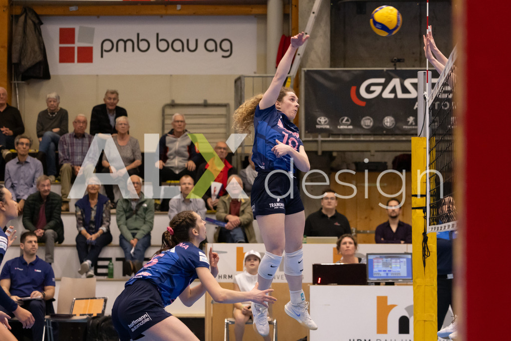 Volleyball I Frauen I Saison 2025-2026 I Volleyball NLA | Women I 1/2 Finals I  VC Kanti Schaffhausen - Sm'Aesch Pfeffingen I 07.03.2026 | 10 Jillian Gillen (USA) (Sm'Aesch Pfeffingen) – Außenangriff - Realisiert mit Pictrs.com