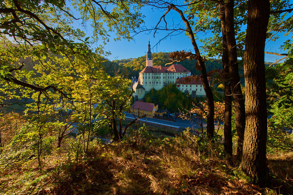 Blick ins Kerbsohlental der Müglitz auf das Schloss Weesenstein 02 | Bedeutsame Landschaften Deutschlands - Realisiert mit Pictrs.com