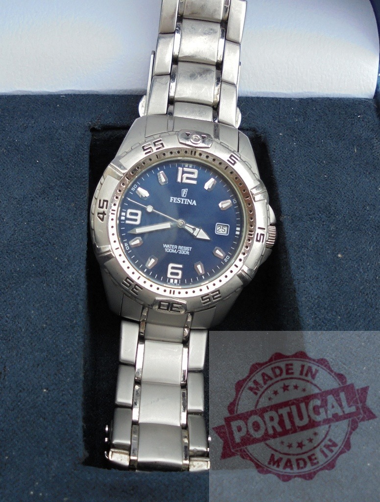 Festina watch displaying blue analog dial in packaging | Festina wristwatch with stainless steel band and blue face in its protective box - Realisiert mit Pictrs.com