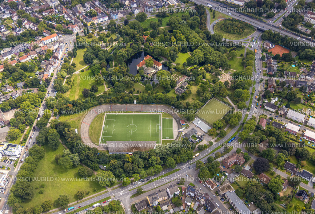 Herne230802689 | Luftbild, Wasserschloss Strünkede, Stadion am Schloss Strünkede, Baukau, Herne, Ruhrgebiet, Nordrhein-Westfalen, Deutschland