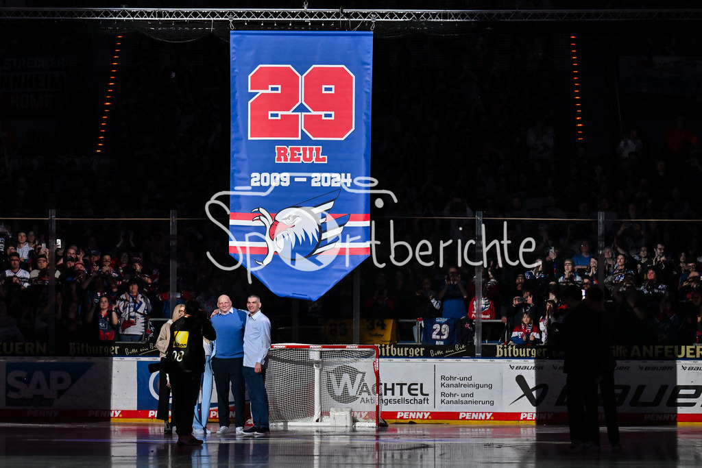 Adler Mannheim - Augsburger Panther | MANNHEIM, DEUTSCHLAND - 25. FEBRUAR: Im Bild Denis REUL, dessen Rückennummer 29 heute von den Adlern unters Dach gezogen wird / Einzelfoto / Freisteller vor dem Match zwischen den Adler Mannheim und den Augsburger Panthern am 45. Spieltag der Penny DEL in der SAP Arena / Ehrung