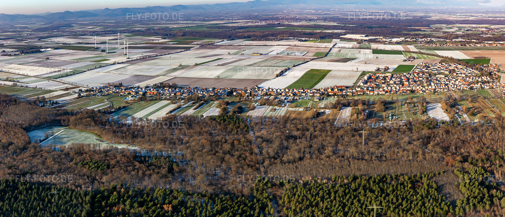 Luftbild: Panorama Saarstraße im Winter bei Schnee in Kandel im Bundesland Rheinland-Pfalz in Deutschland. Foto: IMG_135675-Pano.jpg vom 16.12.2022 durch Werner Riehm/FLY-FOTO.deAuflösung des Originals: 8938 x 3846 px