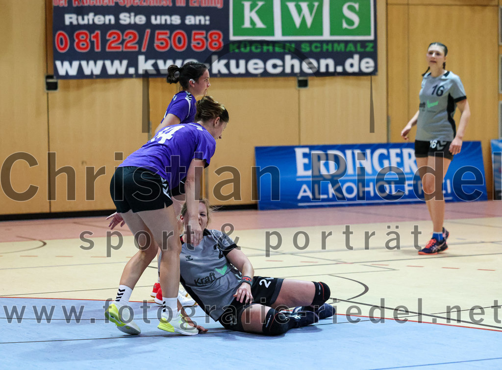 2022-11-12_068_SpVgg_Altenerding_II_gegen_SC_Kirchdorf | Erding, Deutschland, 12.11.2022:
Handball, Bezirksliga Frauen Altbayern 2022 / 2023, 5. Spieltag, SpVgg Altenerding II gegen SC Kirchdorf, Endergebnis: 24:19

Grit Kschischow (SpVgg Altenerding, #14), Susanne Bichlmeier (SC Kirchdorf, #2)

Foto: Christian Riedel / fotografie-riedel.net