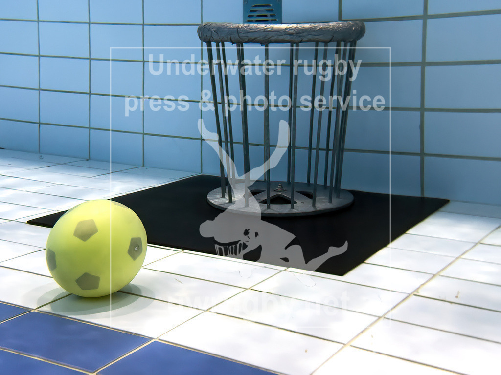 Unterwasserrugby-Tor mit Ball | Auf dem Beckenboden (zwischen 3,80m und 5m tiefe) steht auf jeder Spielseite das Unterwasserrugby-Tor. Davor liegt der mit Salzwasser gefüllte Ball.  - Realisiert mit Pictrs.com