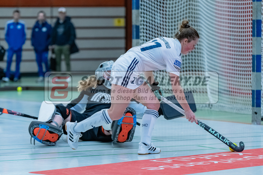 HK_20231217_107748 | 1. Bundesliga Damen Crefelder HC - Düsseldorfer HC  am 17.12.2023 Sporthalle Glockenspitz, Krefeld , Lotta Dittrich ( Crefelder HTC ), Maike Schaunig ( Düsseldorfer HC #21 )