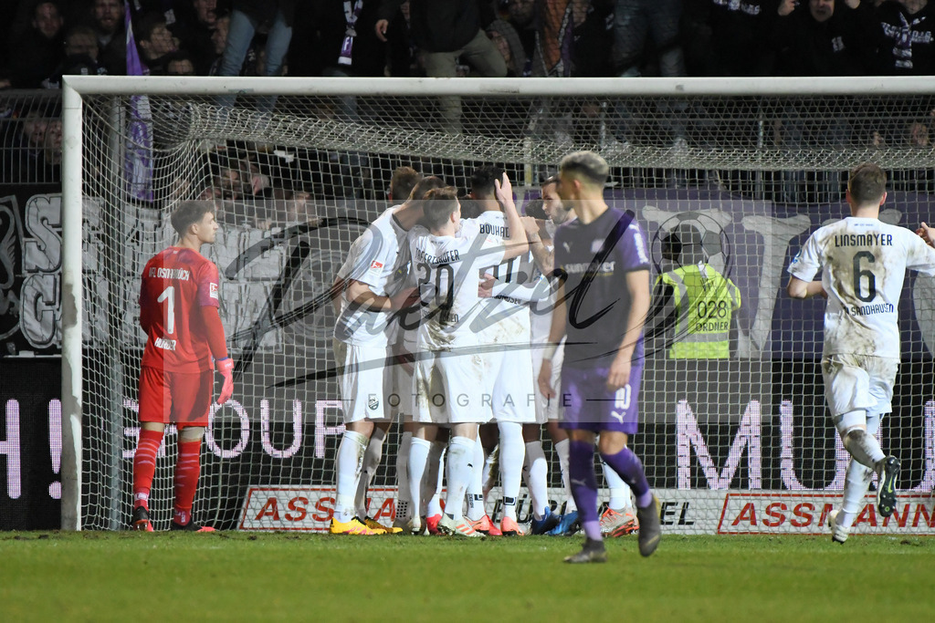 20200129_OSNSVS_0045JPG | Fußball, Herren: Leart Paqarada (SV Sandhausen) Torjubel, jubelt nach seinem Tor zum 0:1 mit seinen Teamkollegen beim Spiel der 2. Bundesliga zwischen VfL Osnabrück vs. SV Sandhausen am 29.01.2020 im Stadion an der Bremer Brücke in Osnabrück, Deutschland.(Foto von Nico Paetzel) - Realisiert mit Pictrs.com
