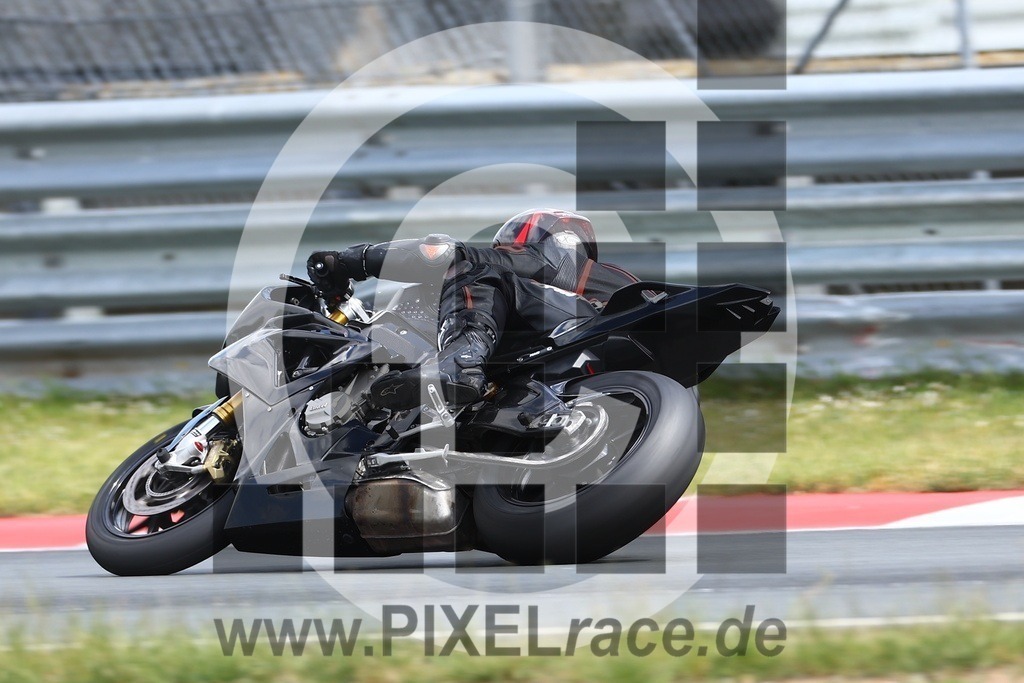 top-20250522_01784 | Schöne Erinnerungen an spannende Momente - das festzuhalten ist unser Job. PIXELrace.de ist seit 2003 auf den Rennstrecken Europas unterwegs um die Action draußen beim Fahren und die wunderbare Stimmung imm Fahrerlager für euch einzufangen.