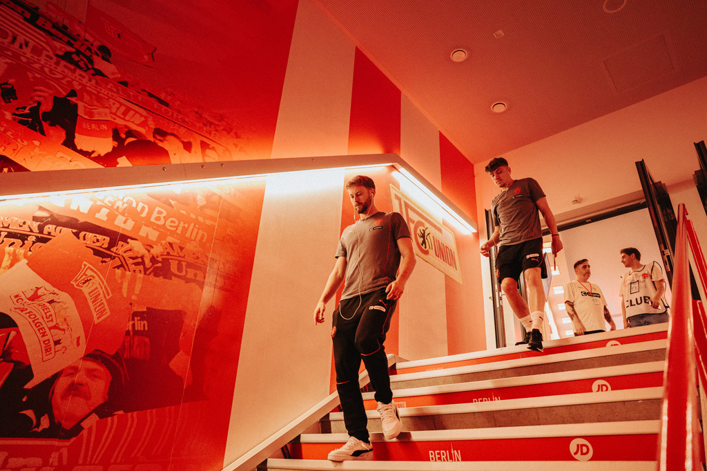 FCS08909 | Der offizielle Shop für FC St. Pauli Fotos. Wähle aus Spielszenen & Fanmomenten dein FCSP Wunschformat. Wir liefern Millerntor-Atmosphäre.