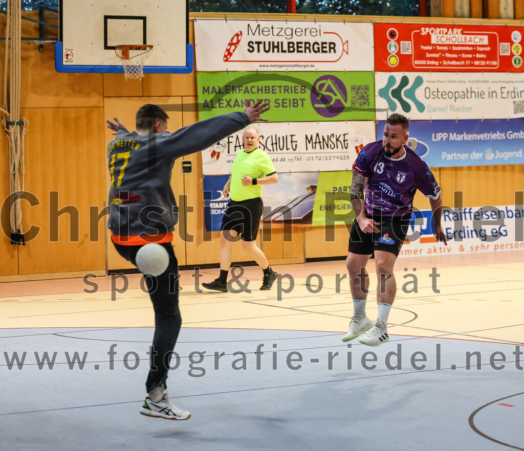 2024-10-13_077_SpVgg_Altenerding_gegen_SSG_Metten | Erding, Deutschland, 13.10.2024:Handball, Bezirksoberliga Männer 2024 / 2025, 4. Spieltag, SpVgg Altenerding gegen SSG Metten, Endergebnis: 40:22Maximilian Bürger (SSG Metten, #17), Sebastian Forster (SpVgg Altenerding, #13)Foto: Christian Riedel / fotografie-riedel.net