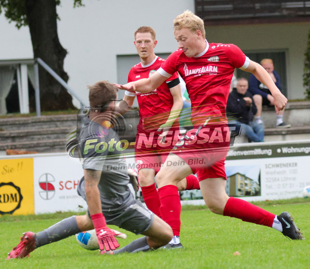 Bünder SV - VfL Holsen | Auf dem Bild zu sehen: rot Bünder SV: Florian Finke ; grau VfL Holsen TW: Leon Quirin  Bünder SV, VfL Holsen, Saison 26/27, Kreisliga A, Bünde, Deutschland - Realisiert mit Pictrs.com