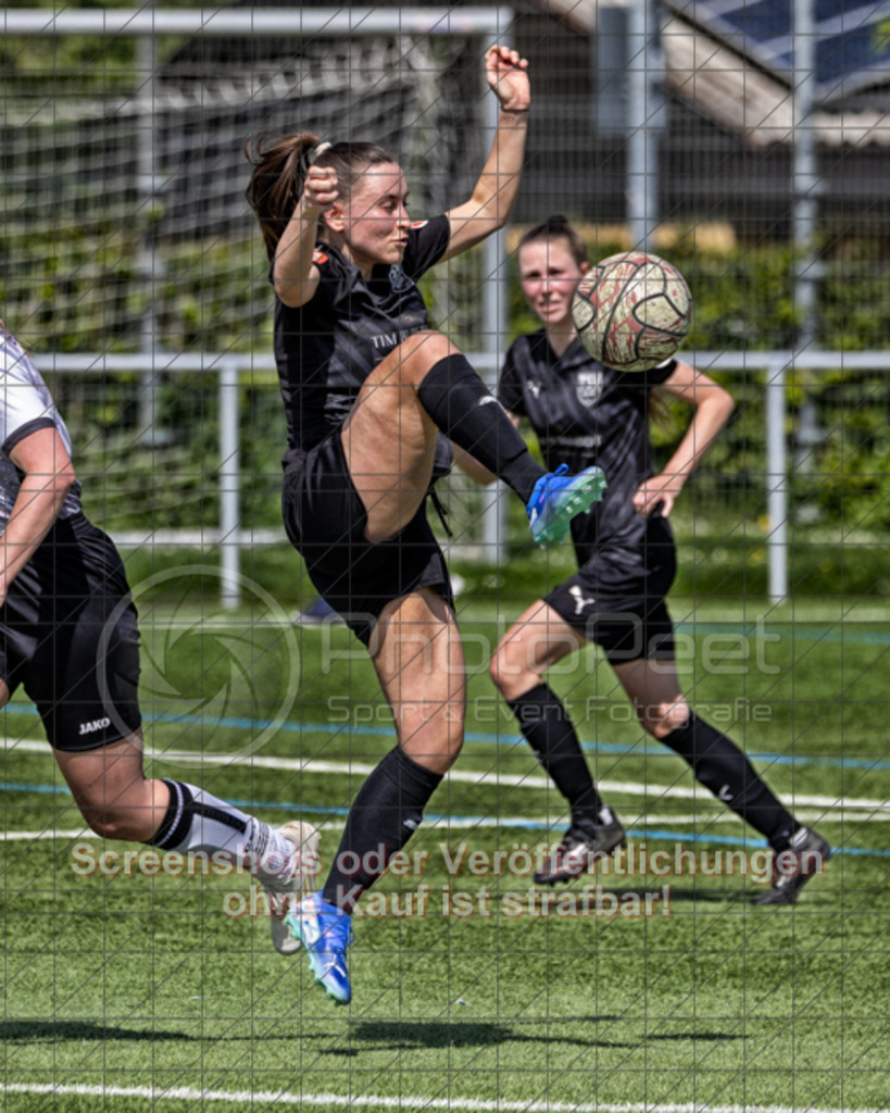 20250427_114724_0386-Bearbeitet | #,1.Göppinger SV (weiß) vs. TSV Ruppertshofen (schwarz), Fußball, Frauen-Regionenliga 3 - Bezirk WfV, 21. Spieltag, Saison 2024/2025, Kunstrasenplatz Nord, Hohenstaufenstr. 116, 73033 Göppingen, 27.04.2025 - 11:00 Uhr,Foto: PhotoPeet-Sportfotografie/Peter Harich
