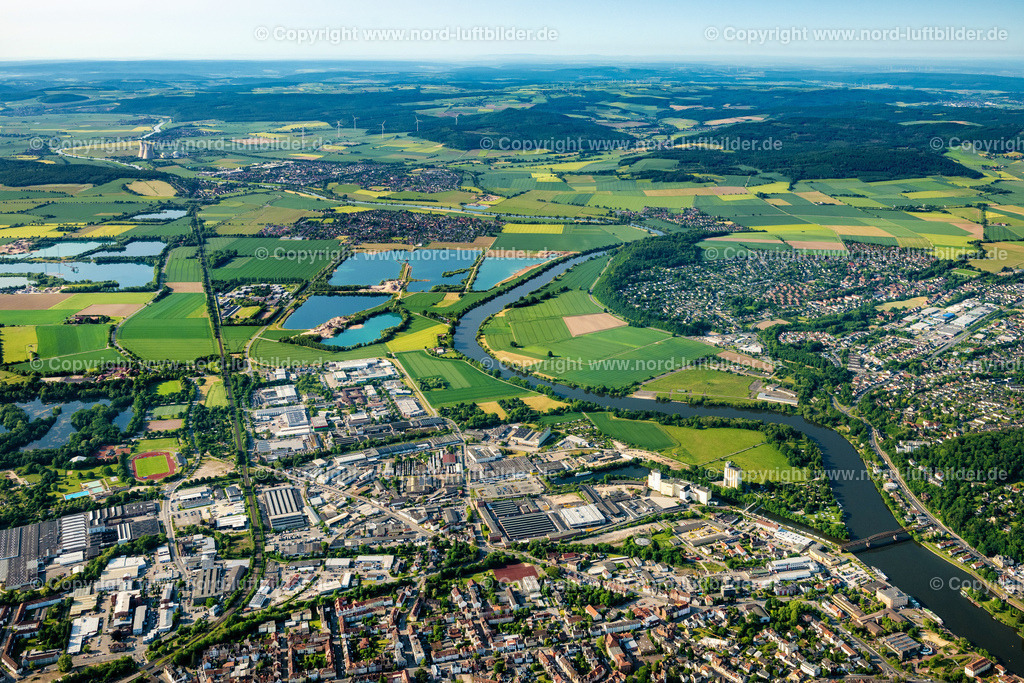 Hameln_Südstadt_ELS_4278050623 | HAMELN 05.06.2023 Stadtansicht am Ufer des Flußverlaufes der Weser in Hameln im Bundesland Niedersachsen, Deutschland. Weiterführende Informationen bei: Stadt Hameln. // City view on the river bank of the Weser river in Hameln in the state Lower Saxony, Germany. Further information at: Stadt Hameln. Foto: Martin Elsen