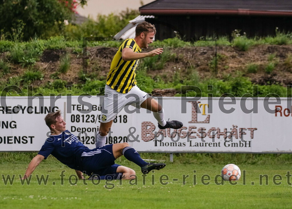 2023-07-29_025_FC_Moosinning_gegen_TuS_Raubling | Moosinning, Deutschland, 29.07.2023:
Fußball, Bezirksliga Oberbayern Ost 2023 / 2024, 1. Spieltag, FC Moosinning gegen TuS Raubling, Endergebnis: 0:7

Karl Schnurr (TuS Raubling, #9), Thomas Auerweck (FC Moosinning, #19)

Foto: Christian Riedel / fotografie-riedel.net