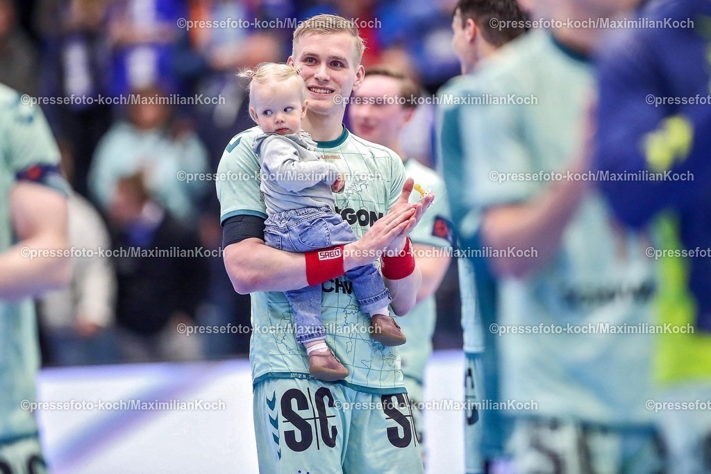 Gum25032501136 | 25.03.2025, Handball, European League - Play-Offs, VfL Gummersbach - MT Melsungen, Schwalbe-Arena: Abschlussjubel nach dem 29:26 Sieg für Gummersbach. Ellidi Snaer Vidarsson (GUM #4) mit Nachwuchs auf dem Arm