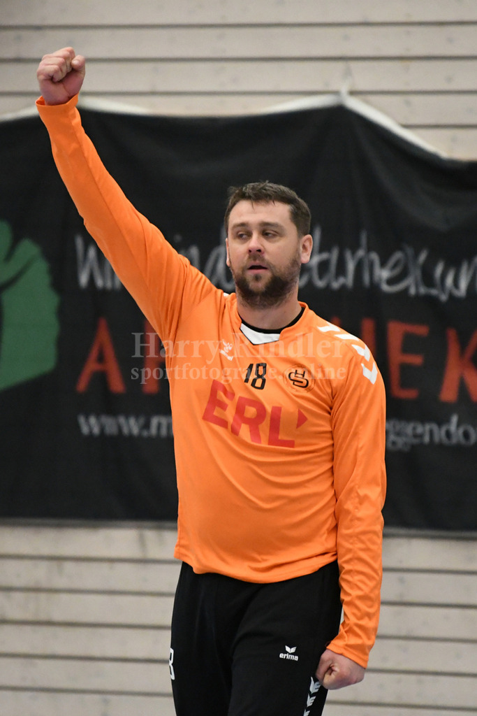 HC Deggendorf : Burghausen II | Deggendorf jubelt: Denis Detlaf  (HC Deggendorf  #18) - Realisiert mit Pictrs.com