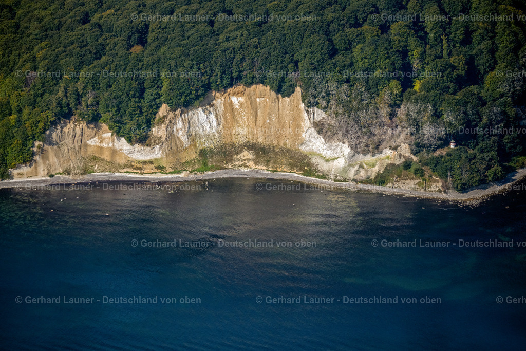 4061386 | SASSNITZ 08.09.2021 Blick auf die Kreideküste im Nationalpark Jasmund bei Sassnitz auf der Insel Rügen in Mecklenburg-Vorpommern. Der markante Felsvorsprung Königsstuhl befindet sich in der Umgebung der Stubbenkammer in dem seit 1990 bestehenden Nationalpark am Ufer zur Ostsee mit einem Buchenwald, der teilweise zum UNESCO-Welterbe gehört. // View of the chalk cliff coast in the National Park Jasmund near Sassnitz on the island Ruegen in Mecklenburg-West Pomerania. Foto: Gerhard Launer