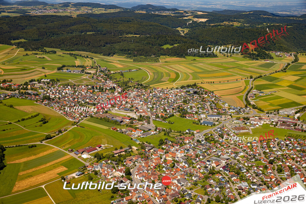 Das Luftbild zeigt : Großengstingen Engstingen - Die Luftaufnahme wurde 2024 vom UL-Flugzeug aus erstellt ( keine Drohne ) - Hochauflösende Luftaufnahme - Für grossformatige Ausdrucke geeignet. Die Geschenkidee !Mit Lizenz und Bildrechte bestellbar