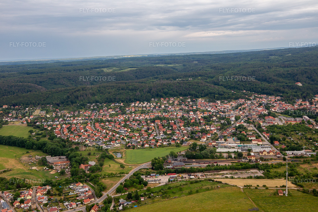 Luftbild: Bahnhof Gernrode im Ortsteil Gernrode in Quedlinburg im Bundesland Sachsen-Anhalt in Deutschland. Foto: IMG_136399.jpg vom 16.06.2023 durch Werner Riehm/FLY-FOTO.de