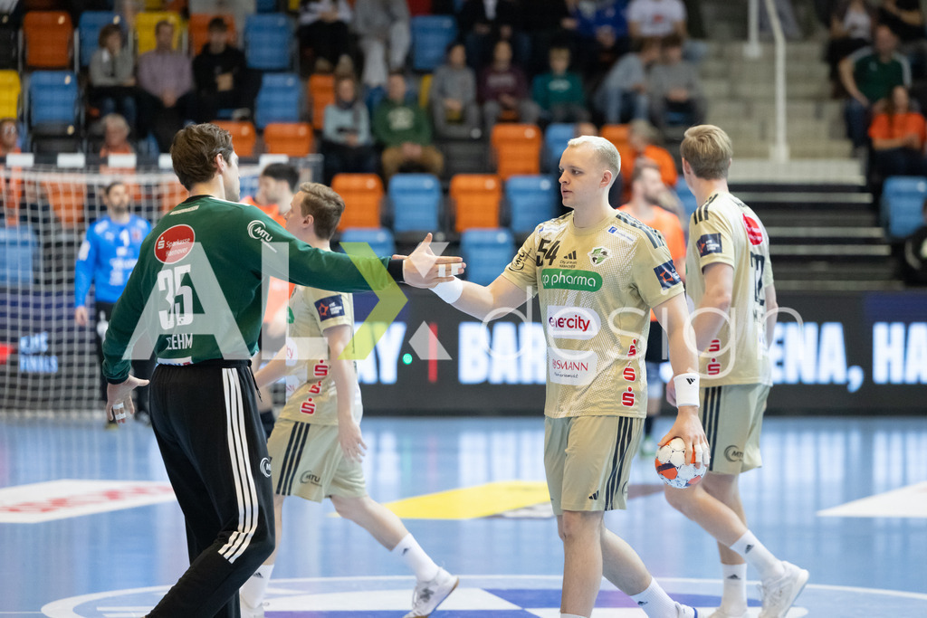 Handball I Herren I Saison 2025-2026 I EHF EUROPEAN LEAGUE 2025/26 | Men I Main Round I 2. Spieltag I Kadetten Schaffhausen - TSV Hannover-Burgdorf I 24.02.2026 | 54 Justus Fischer (DE) (TSV Hannover-Burgdorf) – Kreisläufer  //  35 Joel Birlehm (DE) (TSV Hannover-Burgdorf) – Torhüter - Realisiert mit Pictrs.com