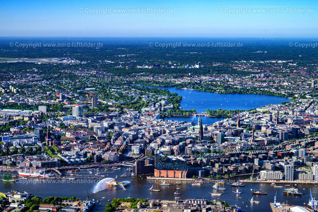 Hamburg_Hafengeburtstag_Elbphilharmonie_Einlaufparade_ELS_7578110525 | HAMBURG 09.05.2025 Auslaufparade Hamburger Hafengeburtstag in Hamburg, Deutschland. // Parade Harbor Birthday in Hamburg Germany. Foto: Martin Elsen
