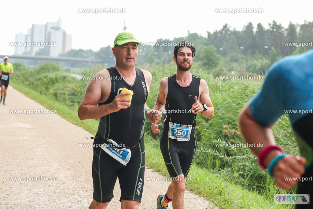 LUR_1662 | 34. M-net Erlanger Triathlon 2025 #erlangertriathlon  #mnettriathlon2025 #mnettriathlon #team #olympischedistanz #mitteldistanz #triathlon #maindonaukanal  #erlangertriathlon2025 #yourpictrs #tv1848 #tv1848erlangen  #triathlonbayern #sportinerlangen #demsportverbunden #sportshot_your_pictrs Copyright: www.sportshot.de