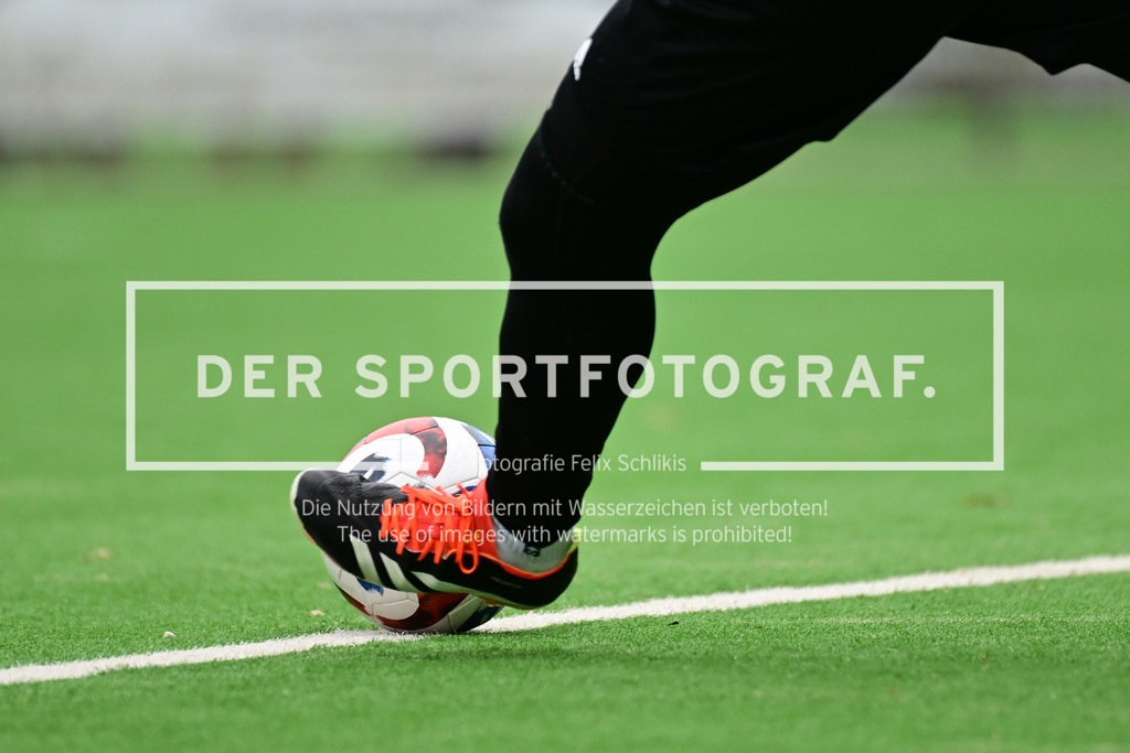 Fußball I Herren I Saison 2024-2025 I Kreisliga I 28. Spieltag I FTSV Altenwerder II - Buxtehuder SV I 66267 | Symbol, Symbolfoto, Symbolbild, Sinnbild, Bildsymbol, Darstellung, Signum: Fußball, Fussball, auf dem Boden, Abschlag, Abstoß, Fußballschuh, Schuh, Ball, Linie, Rasen, Freistoß, Elfmeter, 11-Meter, 11 meter, Eckstoß, Ecke,  - Realisiert mit Pictrs.com