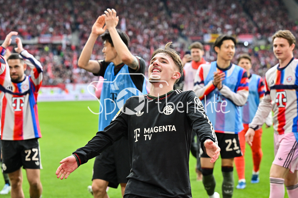 SC Freiburg - FC Bayern München | FREIBURG, GERMANY - 04. APRIL: die Spieler der Gäste feiern zusammen mit den Fans den 2-3 Auswärtssieg in Freiburg während dem Bundesligamatch zwischen dem SC Freiburg und dem FC Bayern München am 28. Spieltag im Europa-Park Stadion / DFL REGULATIONS PROHIBIT ANY USE OF PHOTOGRAPHS AS IMAGE SEQUENCES AND/OR QUASI-VIDEO / Lennart KARL (FC Bayern Munich 42)