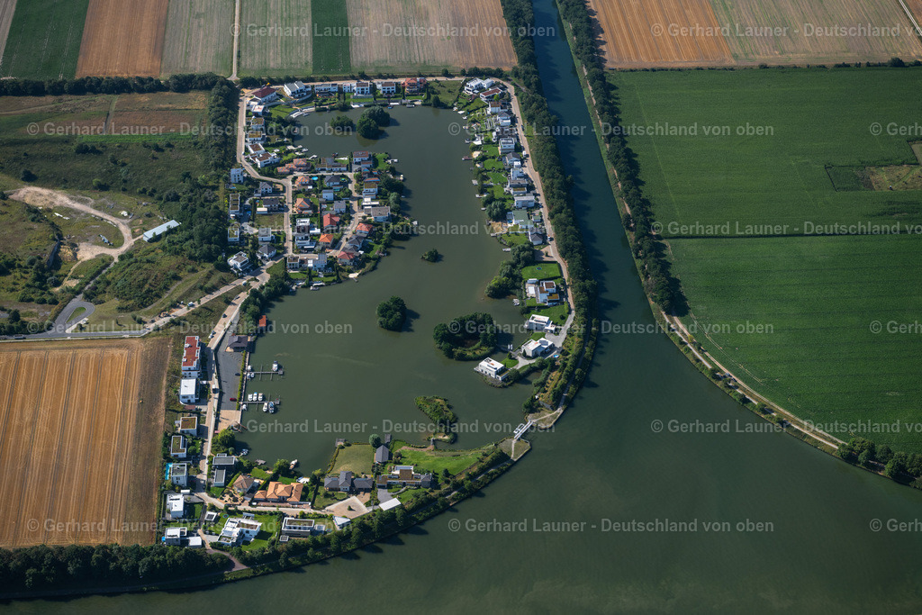 4035088 | WENDEBURG 31.07.2020 Wohngebiet einer Einfamilienhaus- Siedlung am Marina Bortfeld Hafen zwischen Mittelandkanal und Stichkanal in Wendeburg im Bundesland Niedersachsen. Weiterführende Informationen bei: Reinhold GmbH &amp; CO. KG. // Single-family residential area of settlement at the Marina Bortfeld harbor in Wendeburg in the state Lower Saxony. Further information at: Reinhold GmbH &amp; CO. KG. Foto: Gerhard Launer