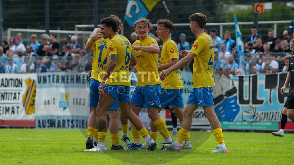 Fußball, Herren, Saison 2025/2026, Regionalliga Nordost, 2. Spieltag, FSV 63 Luckenwalde vs. Chemnitzer FC, Samstag 02.08.2025, Werner-Seelenbinder-Stadion Luckenwalde | Fußball, Herren, Saison 2025/2026, Regionalliga Nordost, 2. Spieltag, FSV 63 Luckenwalde vs. Chemnitzer FC, Samstag 02.08.2025, Werner-Seelenbinder-Stadion Luckenwalde, Im Bild: Jubel beim FSV 63 Luckenwalde nach dem Führungstreffer - Realisiert mit Pictrs.com