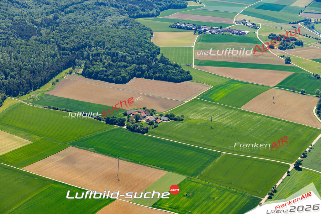 Die Luftaufnahme Harthof - Harburg wurde 2022 vom Flugzeug aus (keine Drohne) erstellt. Hohe Auflösung -für große Poster und Wandbilder geeignet - Garantiert!