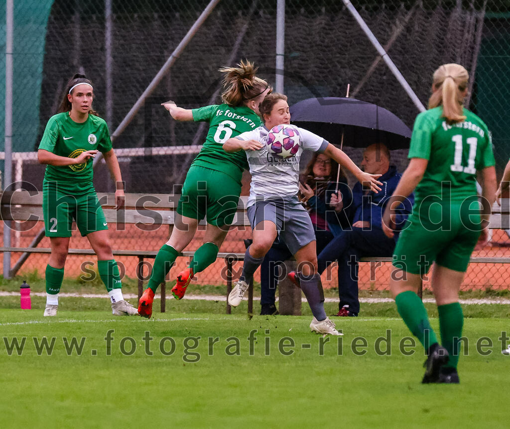 2023-10-07_025_FC_Forstern_gegen_TSV_Schwaben_Augsburg | Forstern, Deutschland, 07.10.2023:
Fußball, Frauen Bayernliga 2023 / 2024, 6. Spieltag, FC Forstern gegen TSV Schwaben Augsburg, Endergebnis: 1:6

Lena Greimel (FC Forstern, #2), Katia Ludwig Lasa (FC Forstern, #6), Alea Röger (TSV Schwaben Augsburg, #11)

Foto: Christian Riedel / fotografie-riedel.net