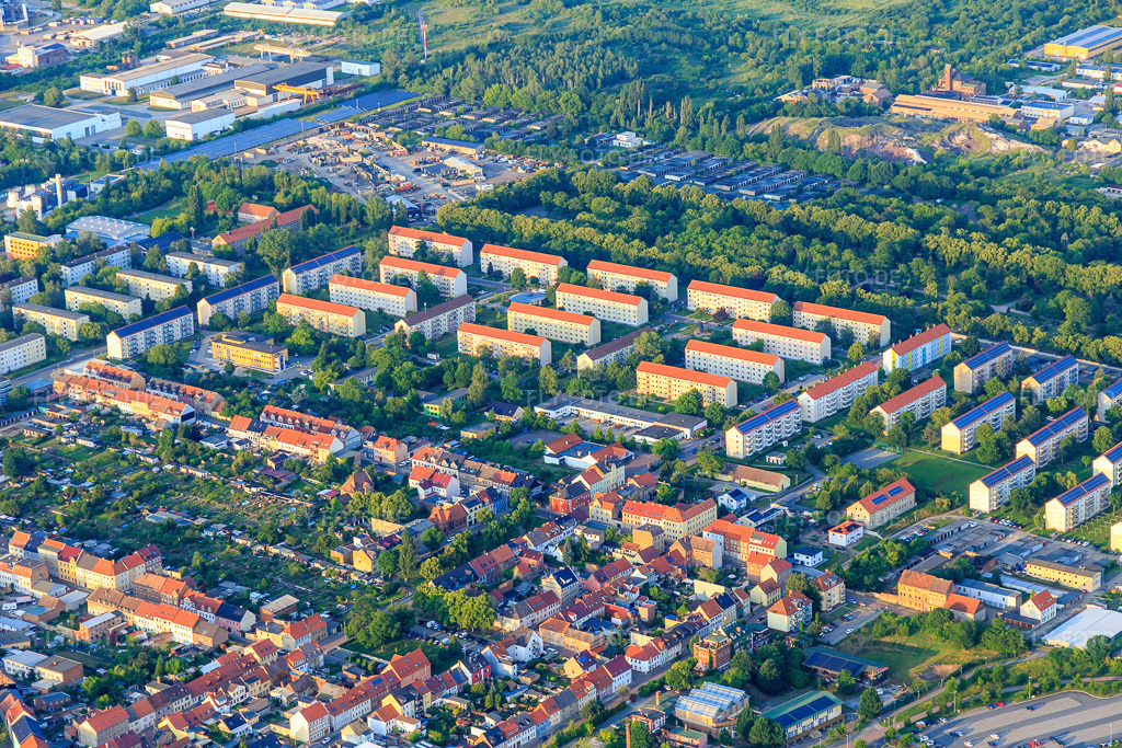 Luftbild: Plattenbausiedlung an der Halberstädter Straße in Aschersleben im Bundesland Sachsen-Anhalt in Deutschland. – Foto: IMG_148017.jpg vom 11.06.2025 durch Werner Riehm/FLY-FOTO.de – Auflösung des Originals: 5472 x 3648 px – VELERO IMMOBILIEN - Moderne Mietwohnungen